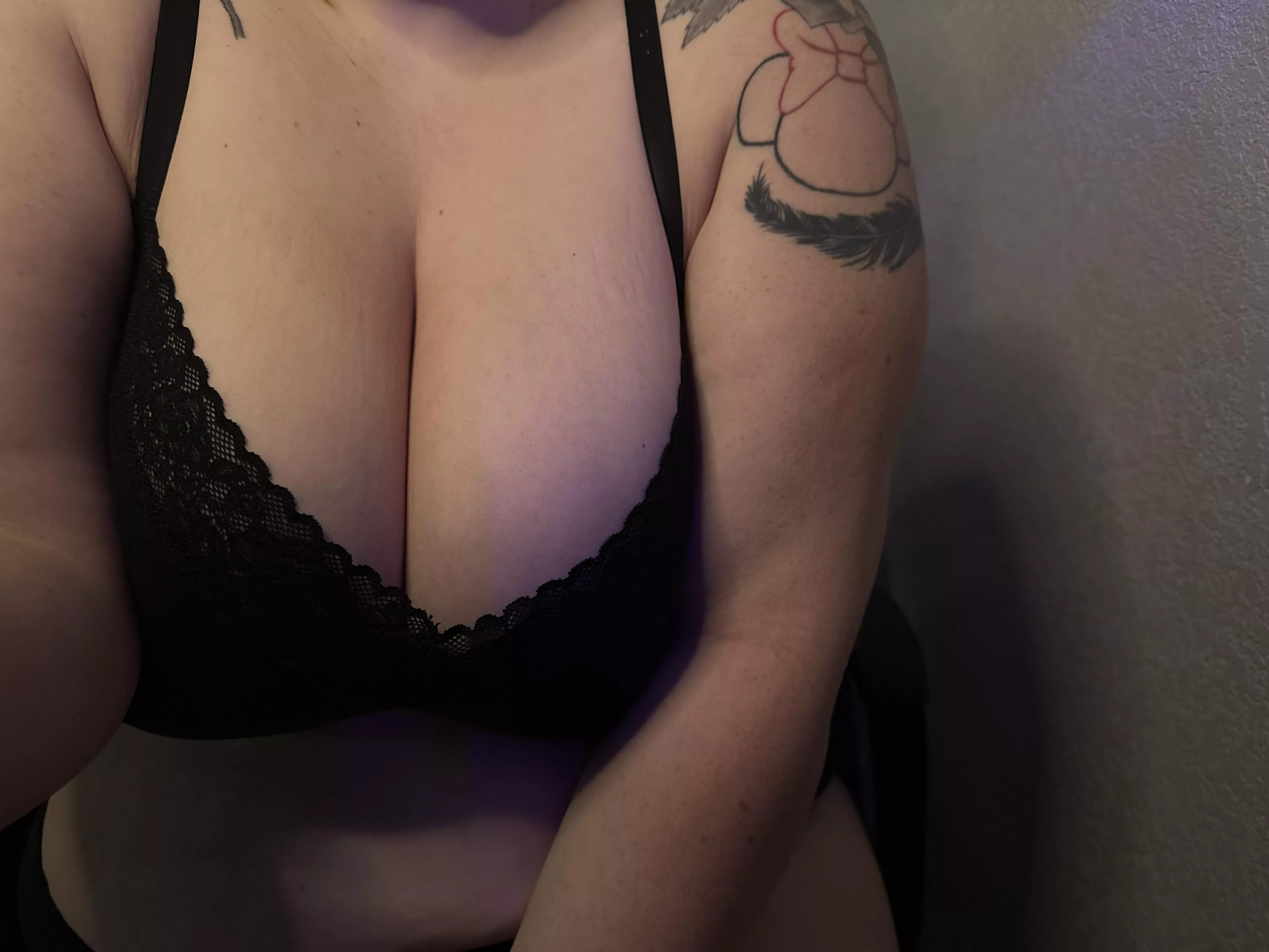 Happy Friday cleavage lovers!