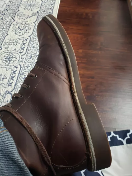 How do I clean the foam layer between the upper and the sole?