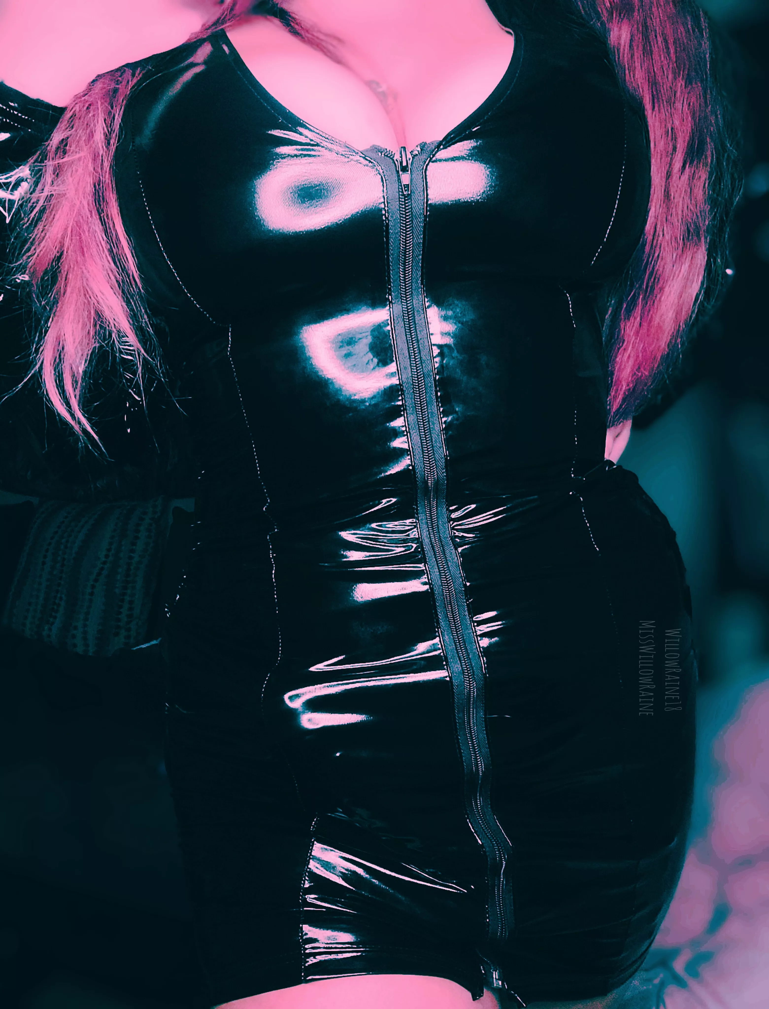 Hugging every curve so perfectly. 💦