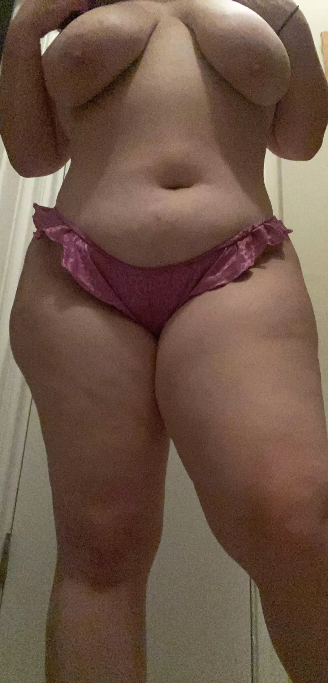 I love my soft squishy belly and thighs 🥰