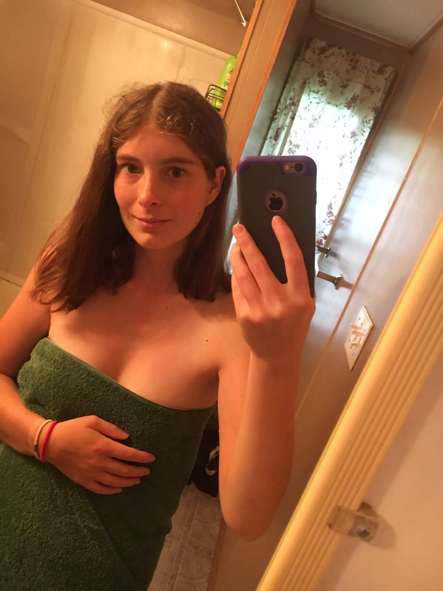 🍑🍆I was just drying off, Wanna cum make me wet??? 💦