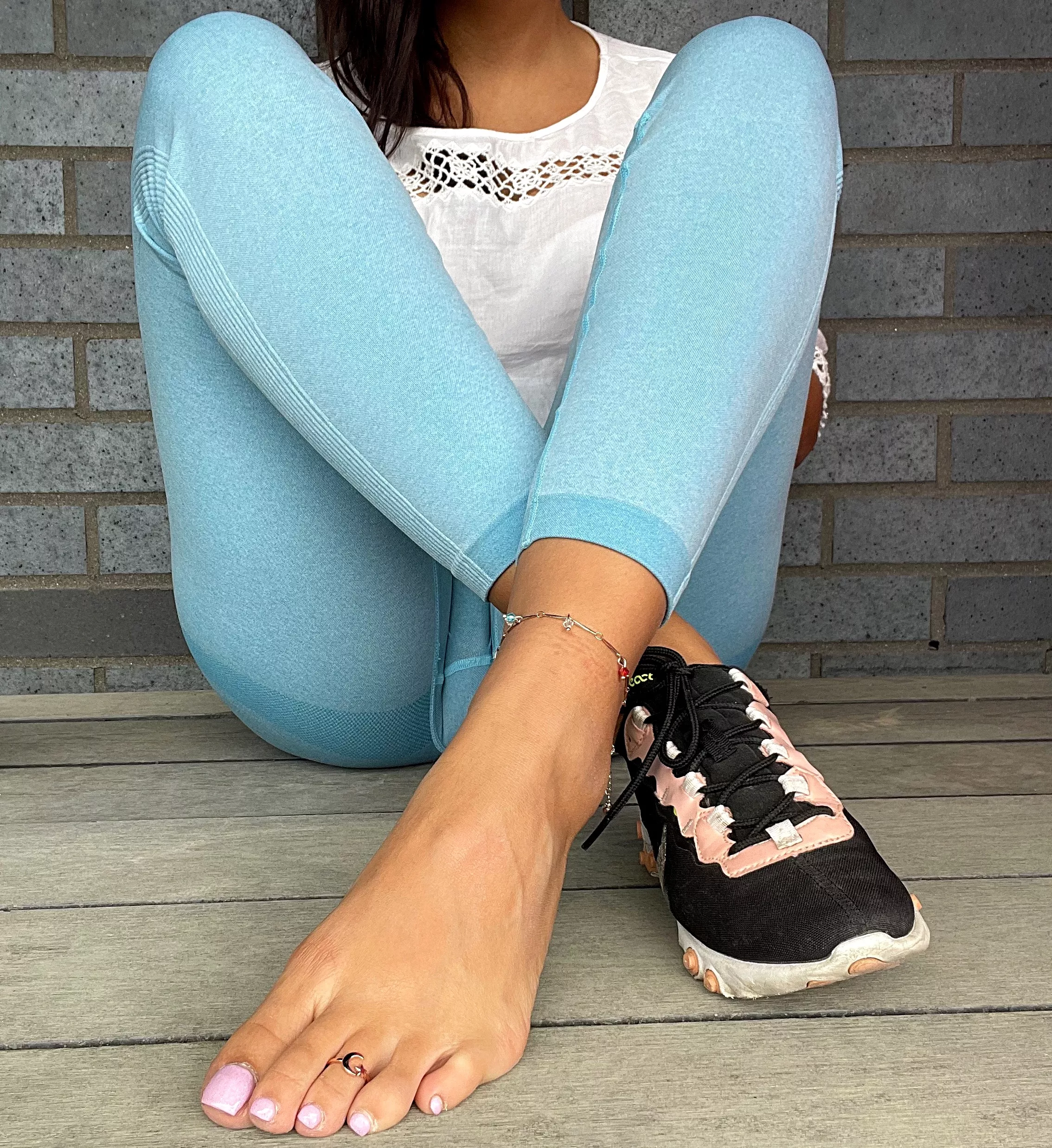 I wear my shoes barefoot, hope that's not an issue 😘