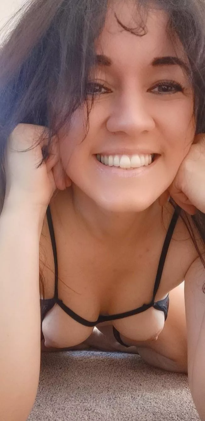 It's Friday ..let's make the world one sexy place to live😈[f]