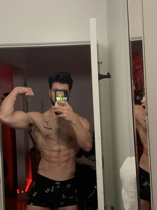 Love my mirror pics 😈