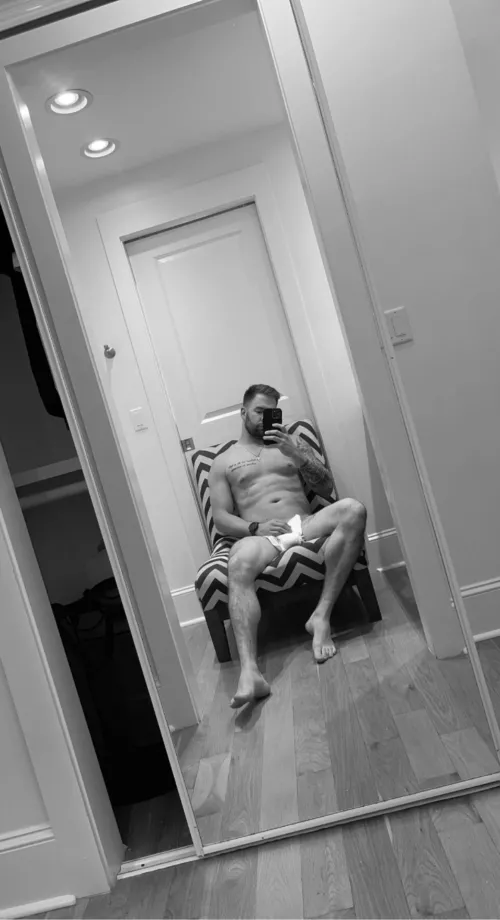 [m] relaxing after the shower, who wants to join?