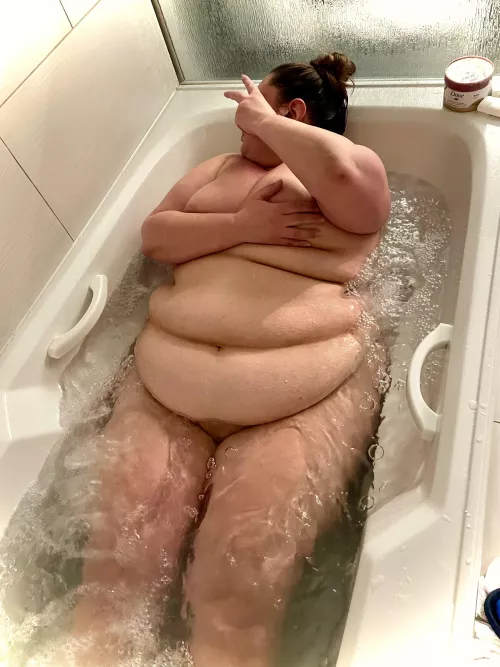 My super sexy body in the hotel tub 🛁