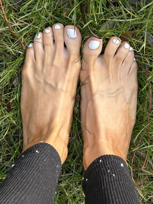 My veiny bare feet in the grass🦶💚🦶💚