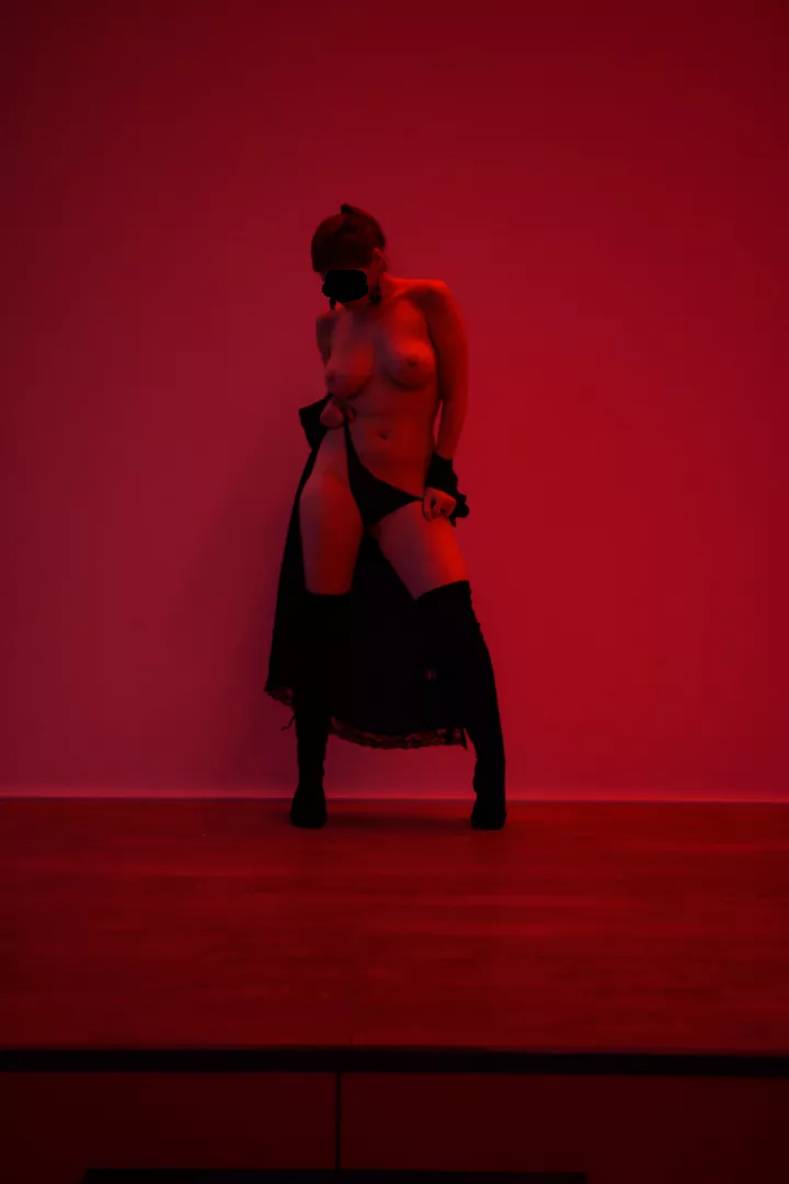 On stage, red background (f)