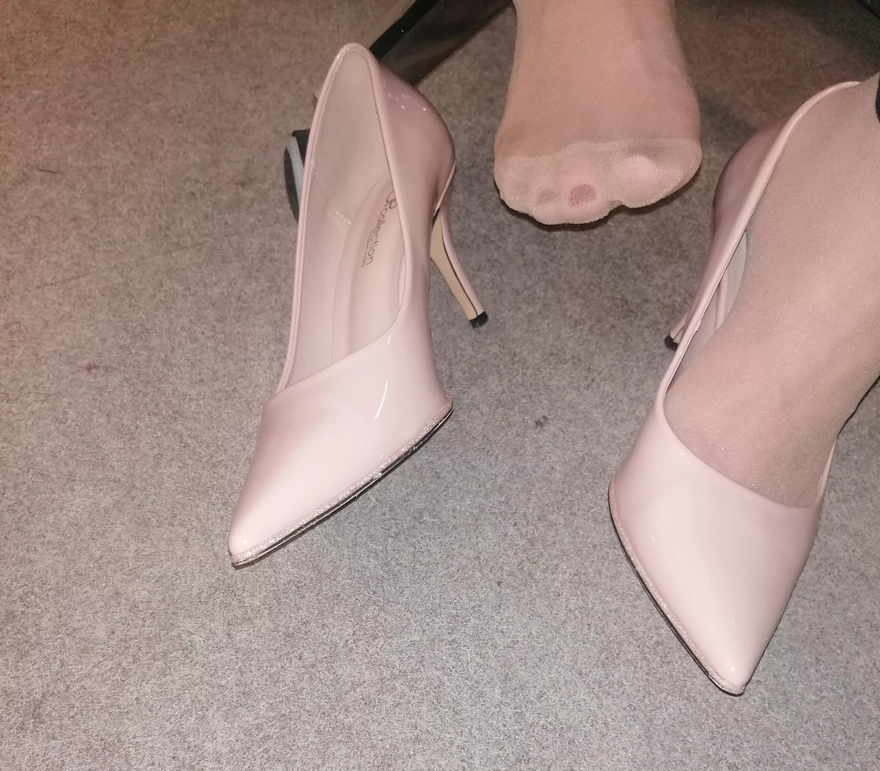 quick pic in the office, my boss was staring 😳 😈