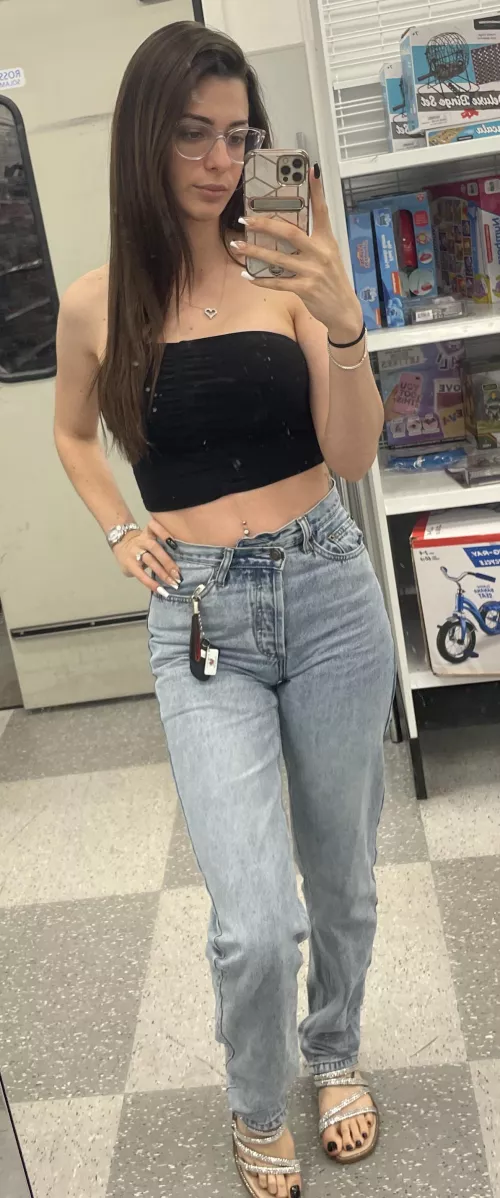 Quick selfie while shopping 😊