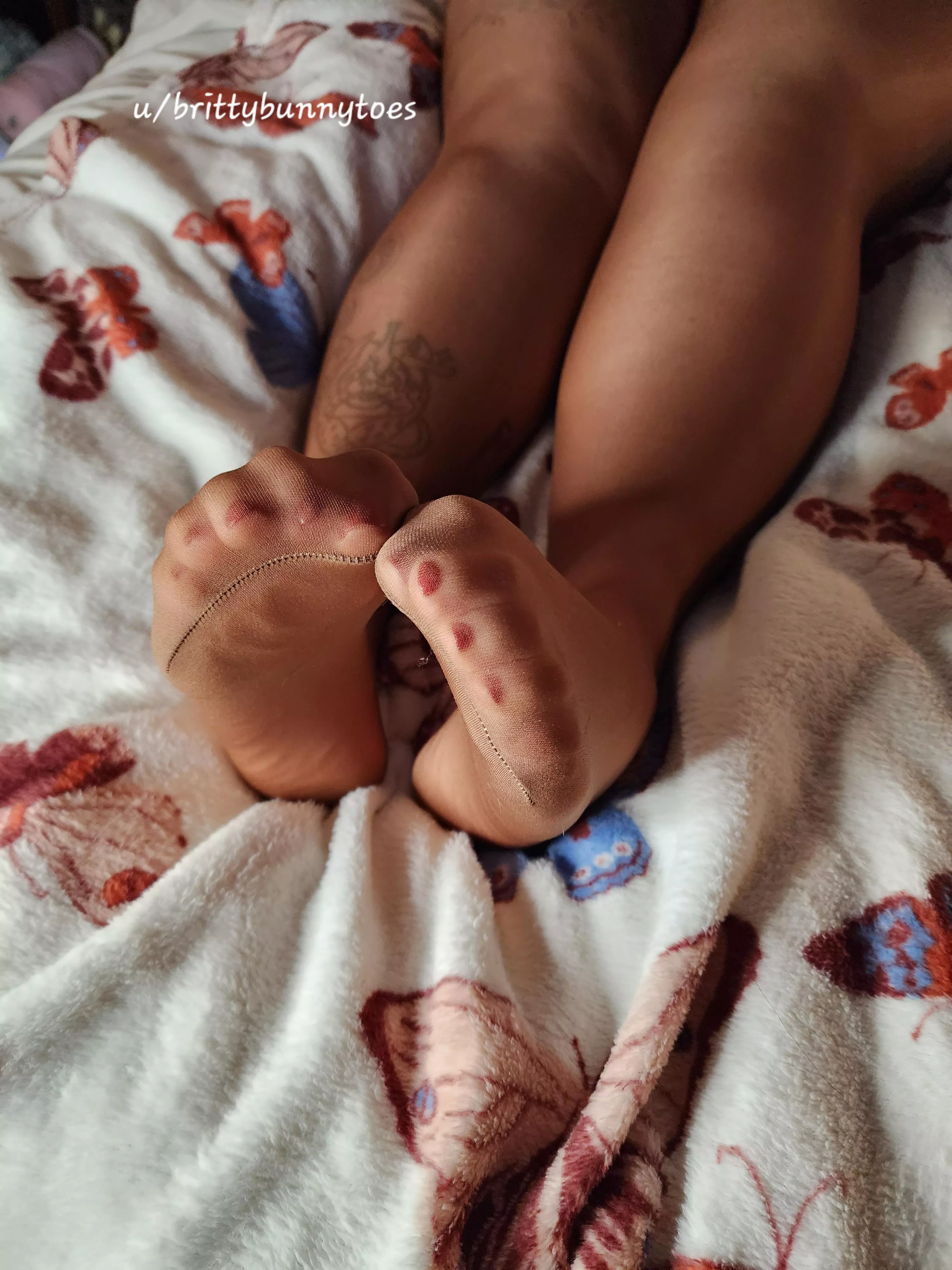 Red toes and tan pantyhose, don't you love it? 💖🐰💖