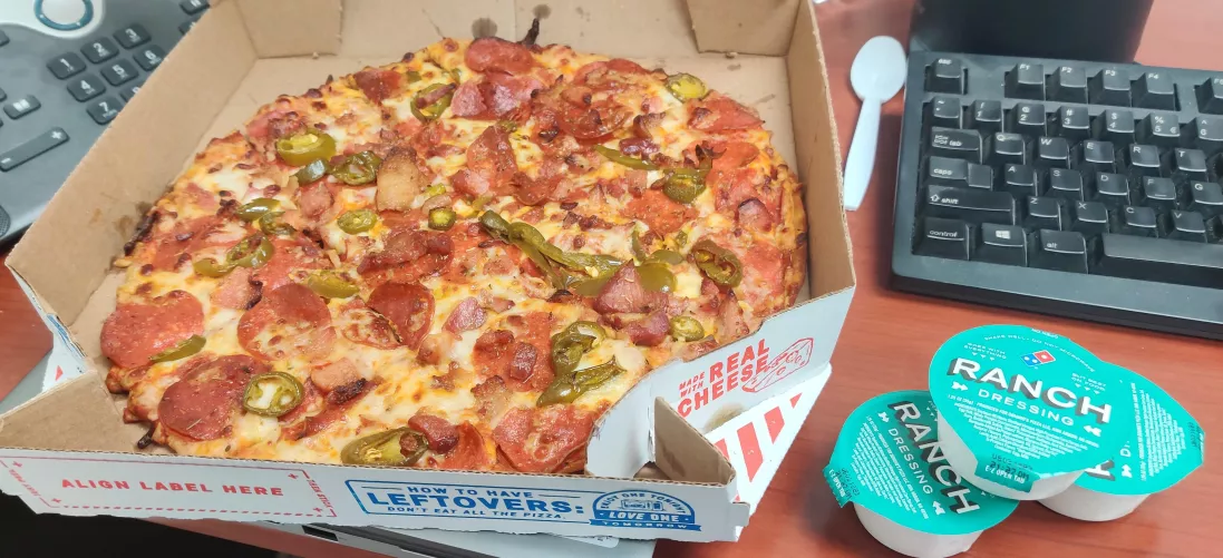 Since I don't have a feedee at home, may as well stuff myself for lunch. 😊🥲