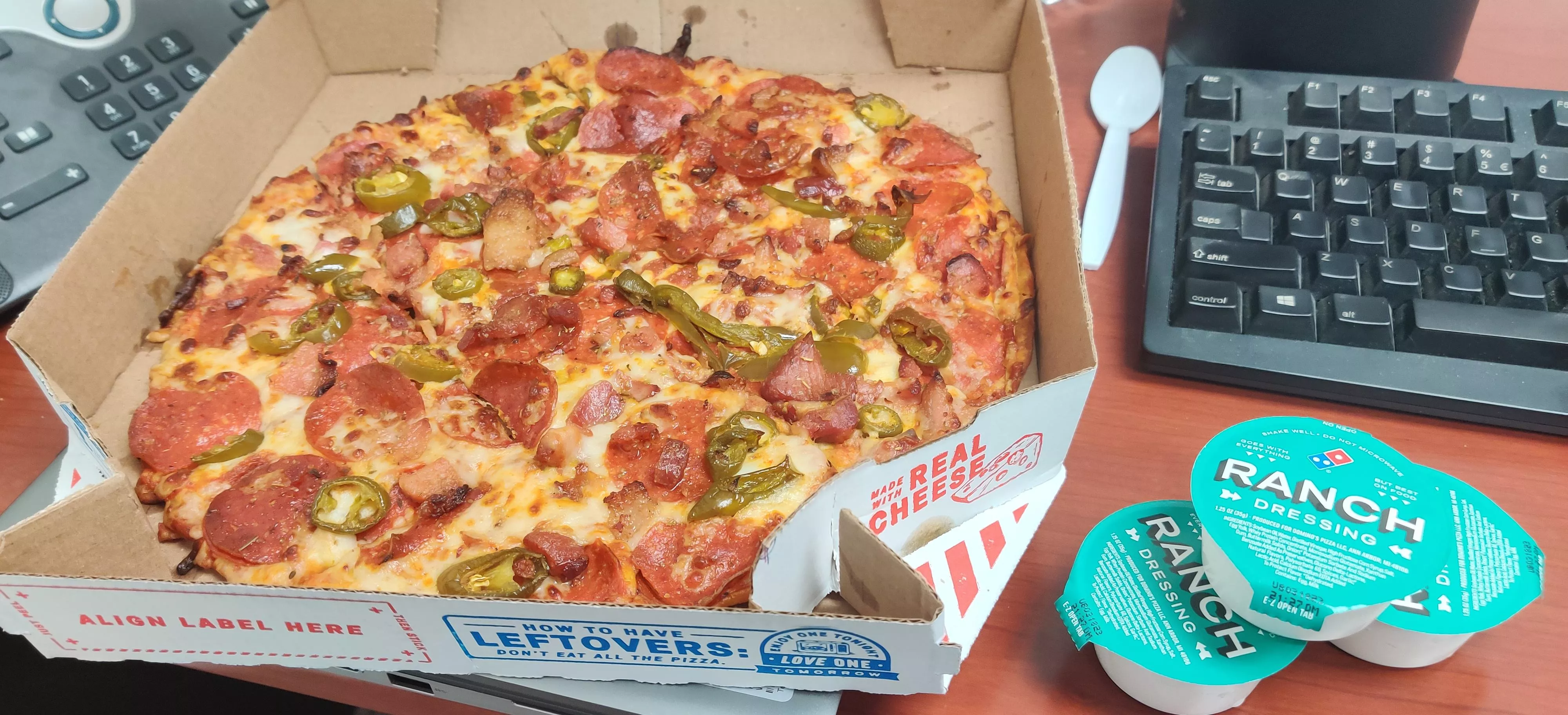 Since I don't have a feedee at home, may as well stuff myself for lunch. 😊🥲