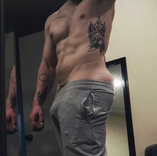 Some abstract art on the ribs ✌