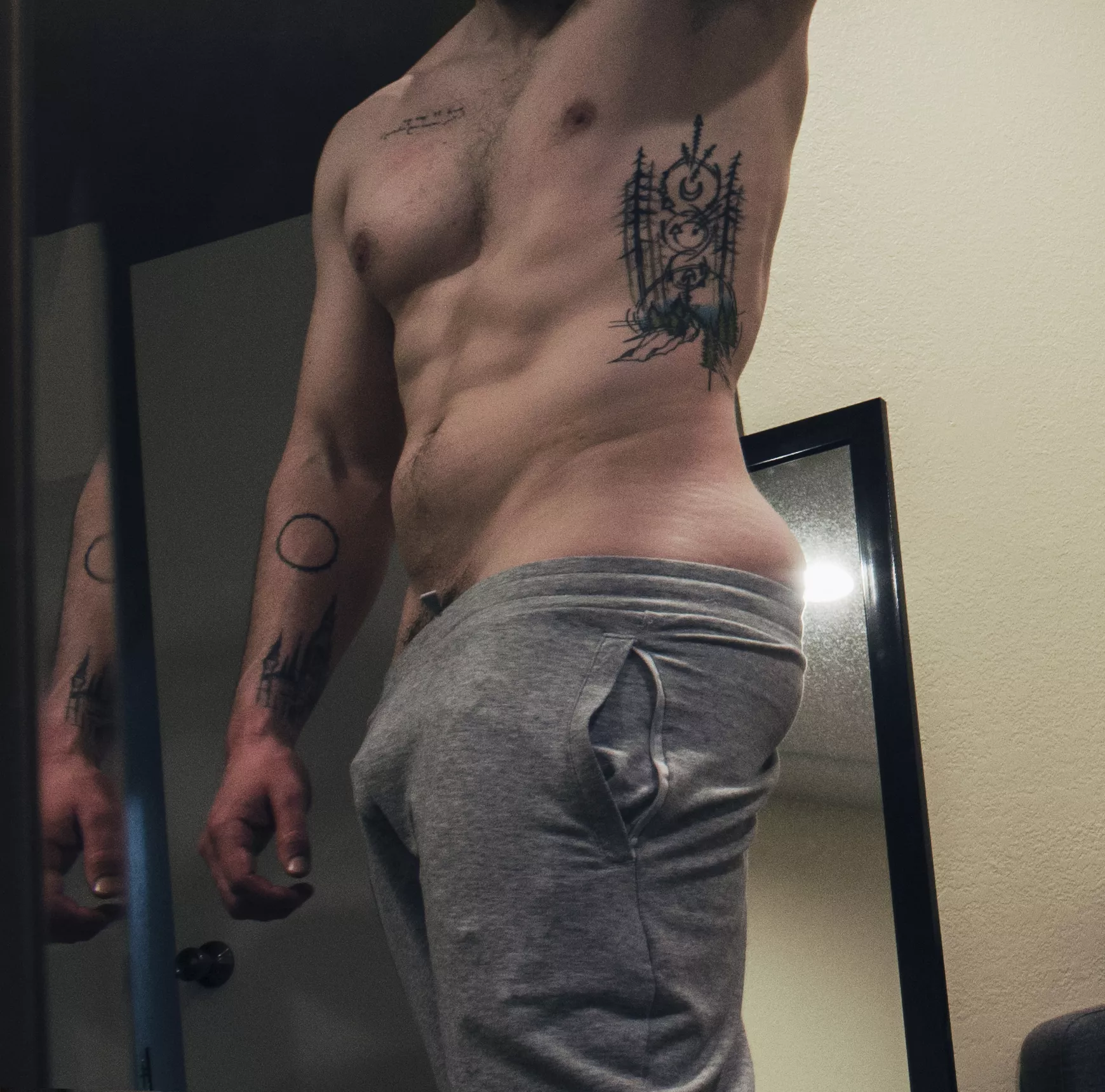 Some abstract art on the ribs ✌