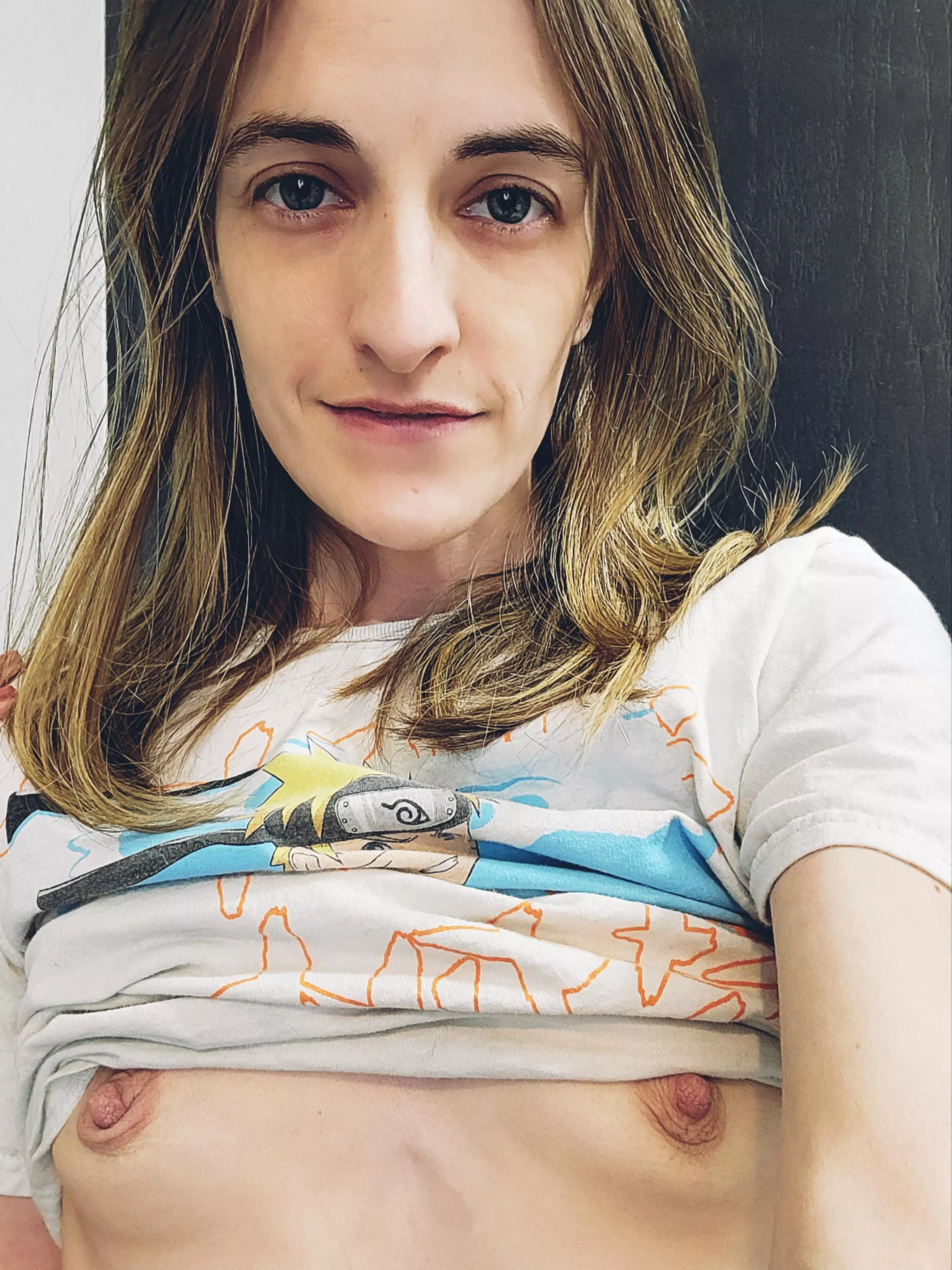 Super tiny and super cute. Believe it! 👍🏻 😅 sorry, couldn't help myself. Looking cute and nerdy so might as well act it 😛