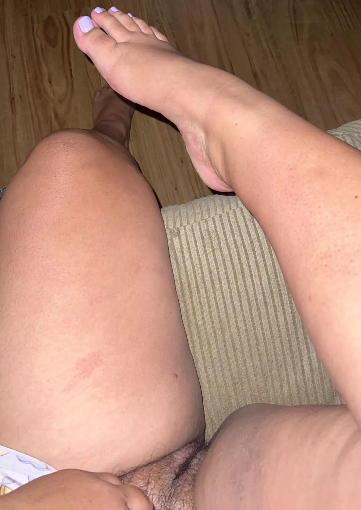 Toes done and no one to suckem while I wear no panties 🤷🏽‍♀️