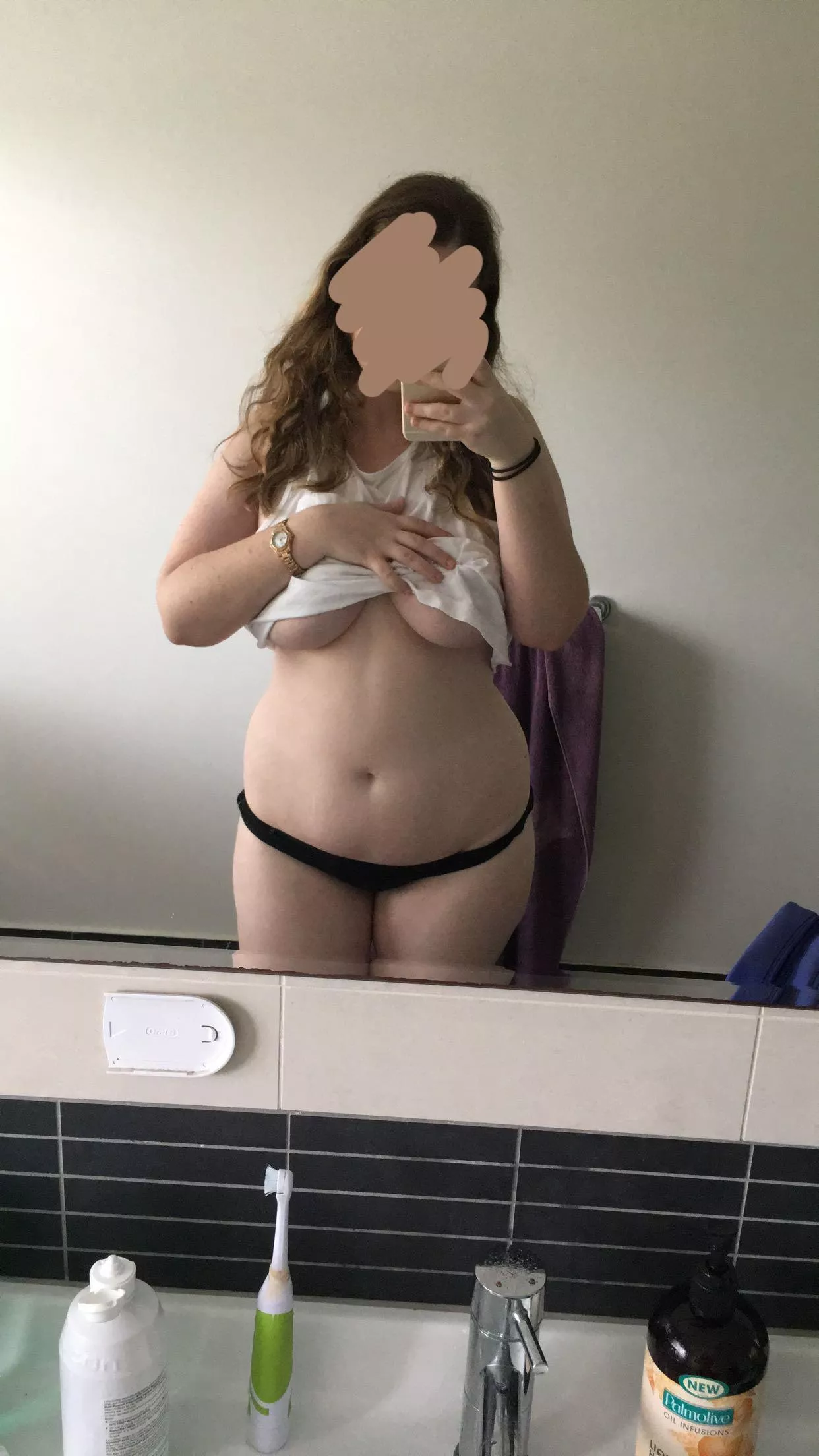 underboob is so hot 🥵 @kitarajade on OF/Fansly for more 😈