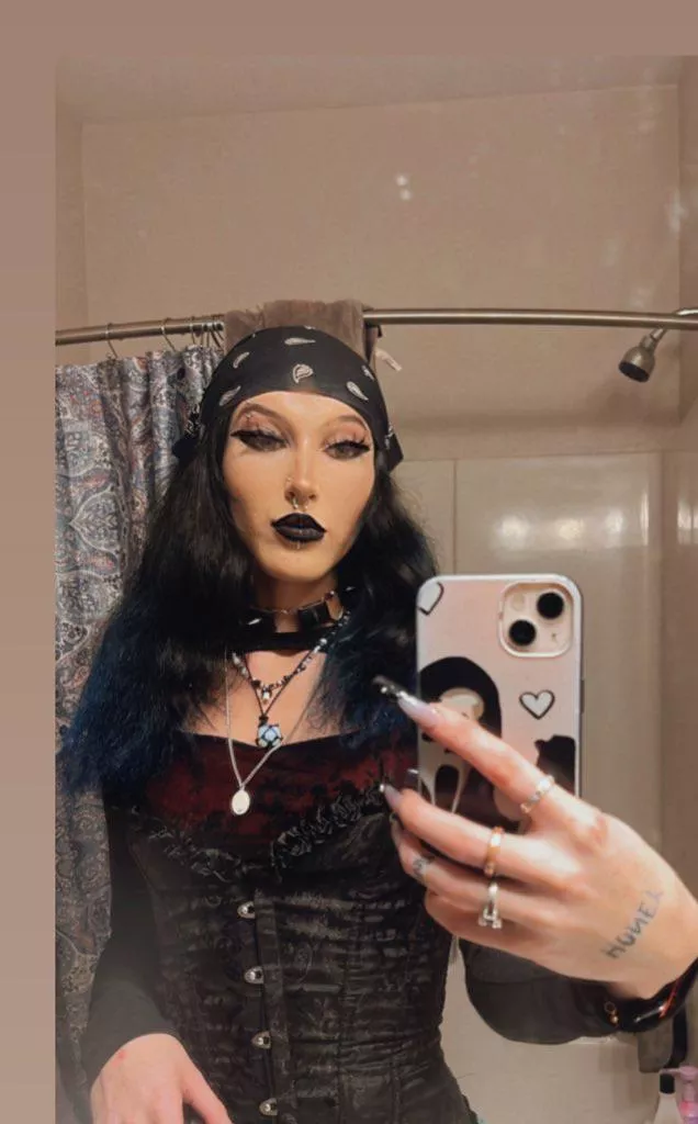 what pathetic loser wants to try and please mommy?