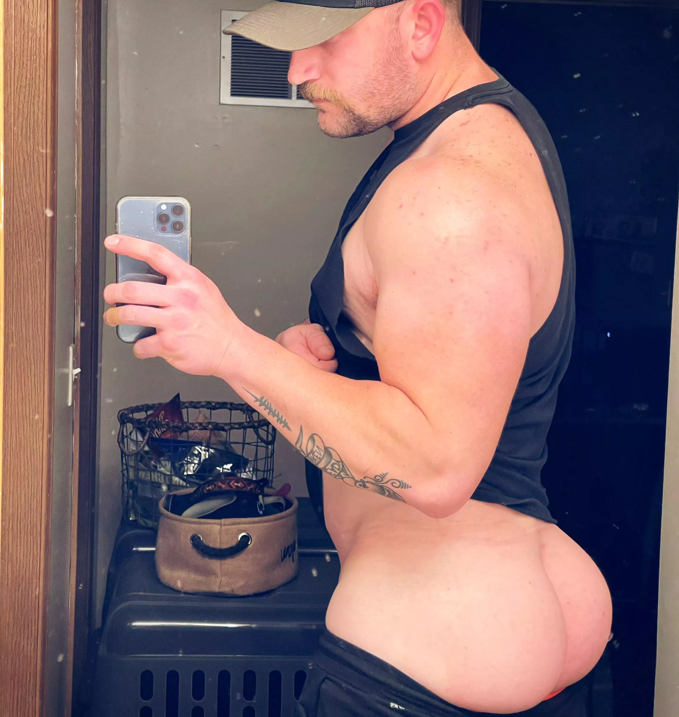 Who loves a guy with a big butt??