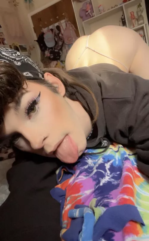 19 bored femboy