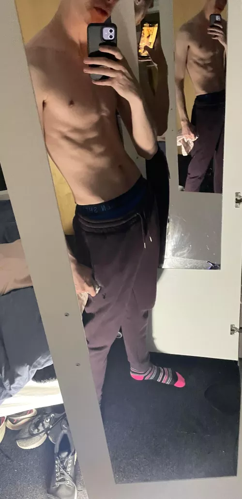 19 Uk student. Hmu if you’re similar age and fit.