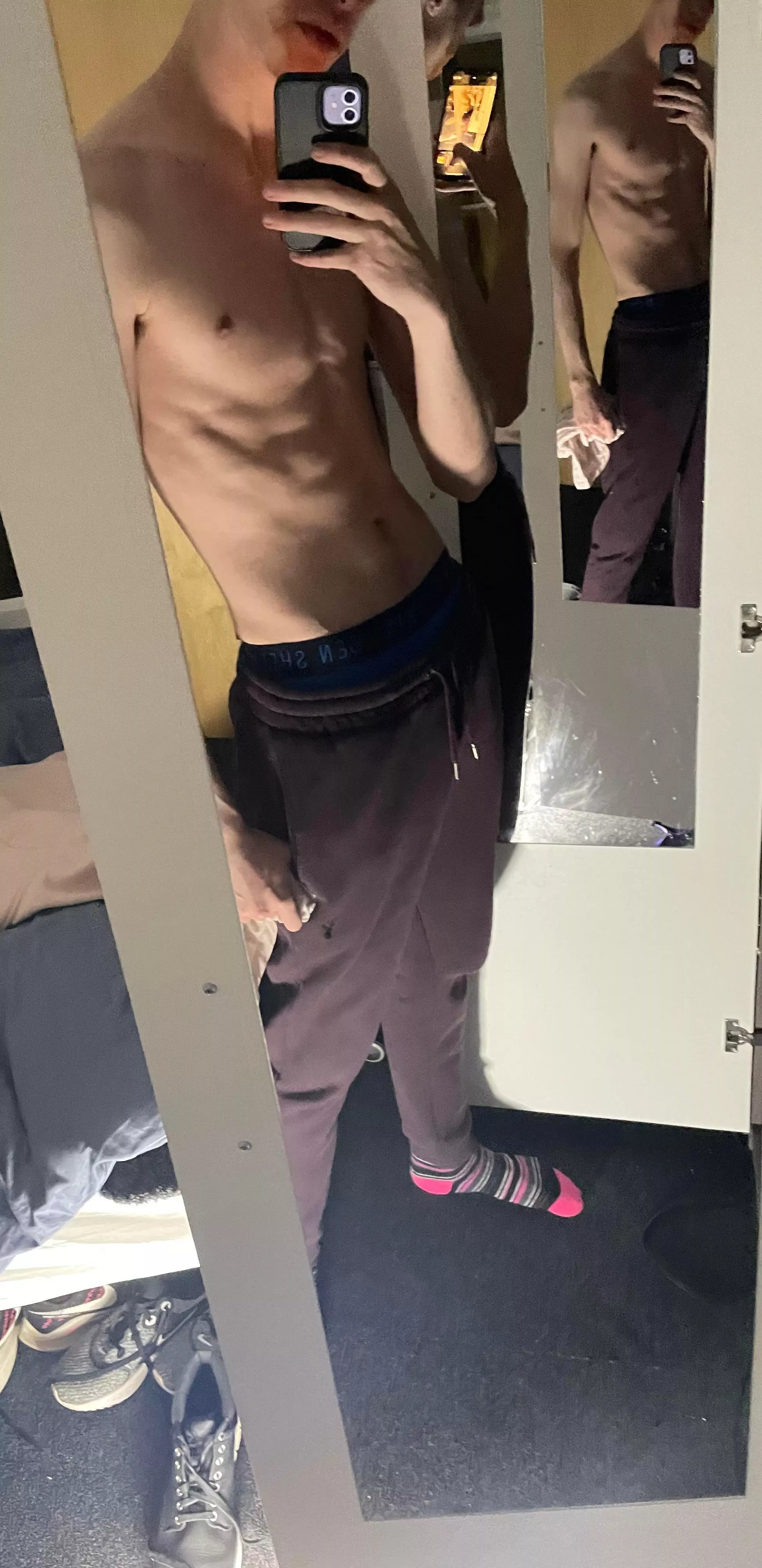 19 Uk student. Hmu if you’re similar age and fit.