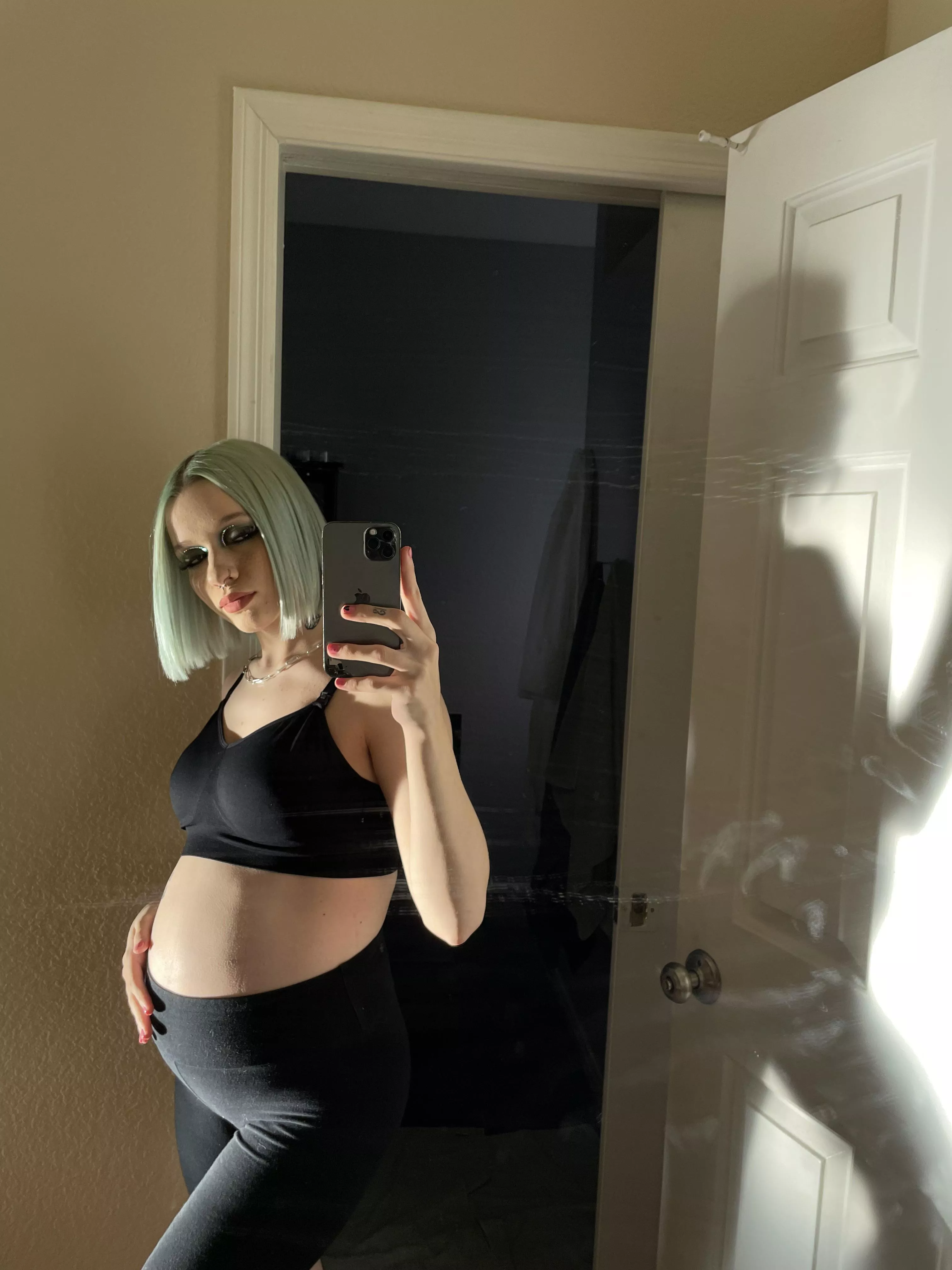 20 weeks and getting sexier each week 🖤