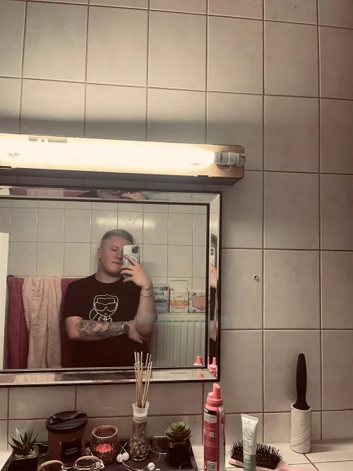 (21) home from work, gonna play with my dick now 🥵