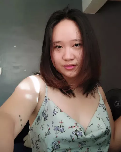 anyone interested in squeezing precum/shooting a load for this asian? must have 2nd screen.