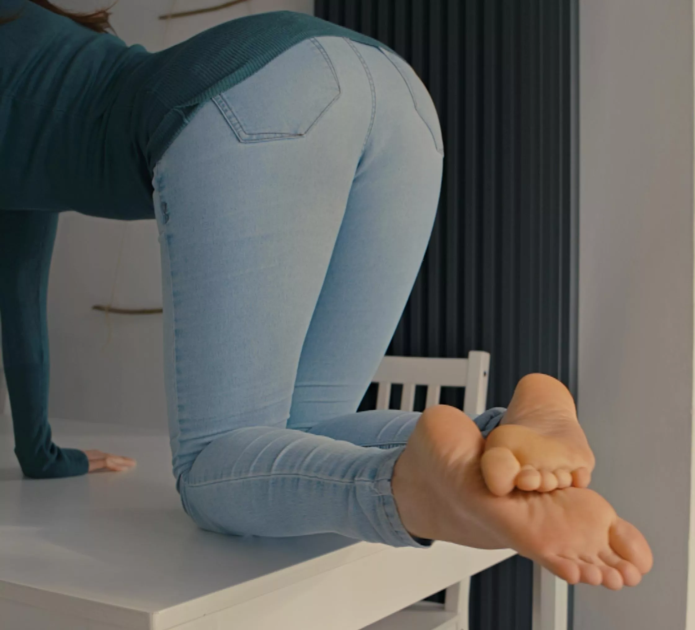 Are you sure you wanna leave? You can stay and kiss my feet for the rest of the day 👅😘😘