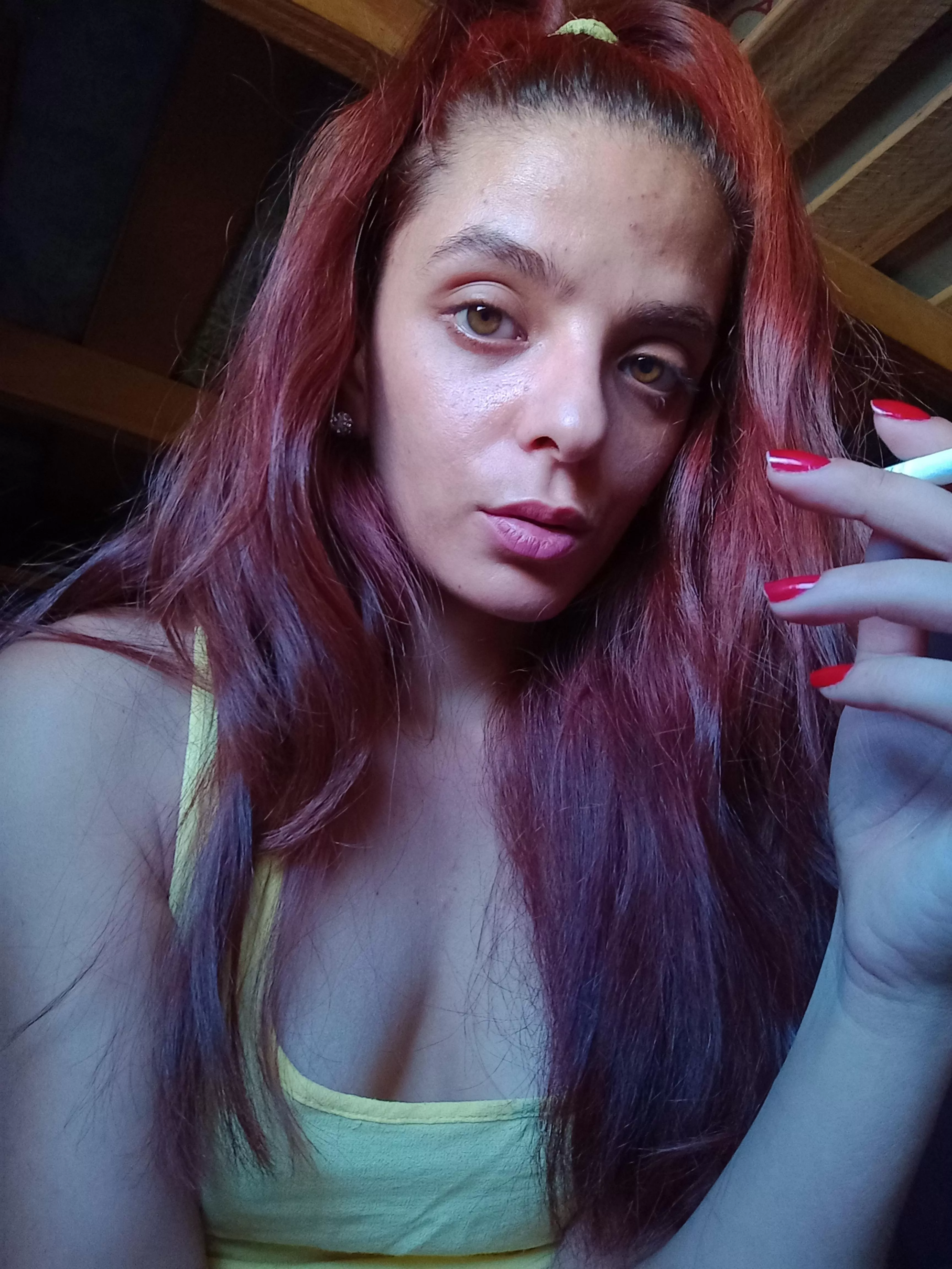 Blonde cigarette in hand, nails, mouth and tits... Imagine