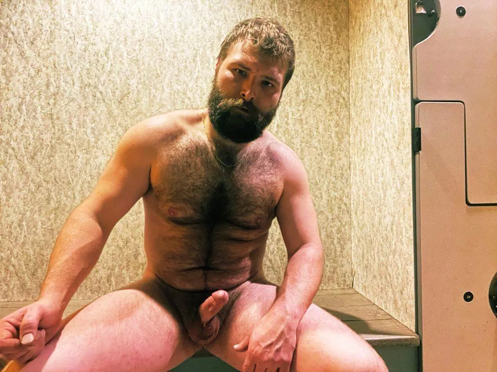 Buck nekid at the gym.