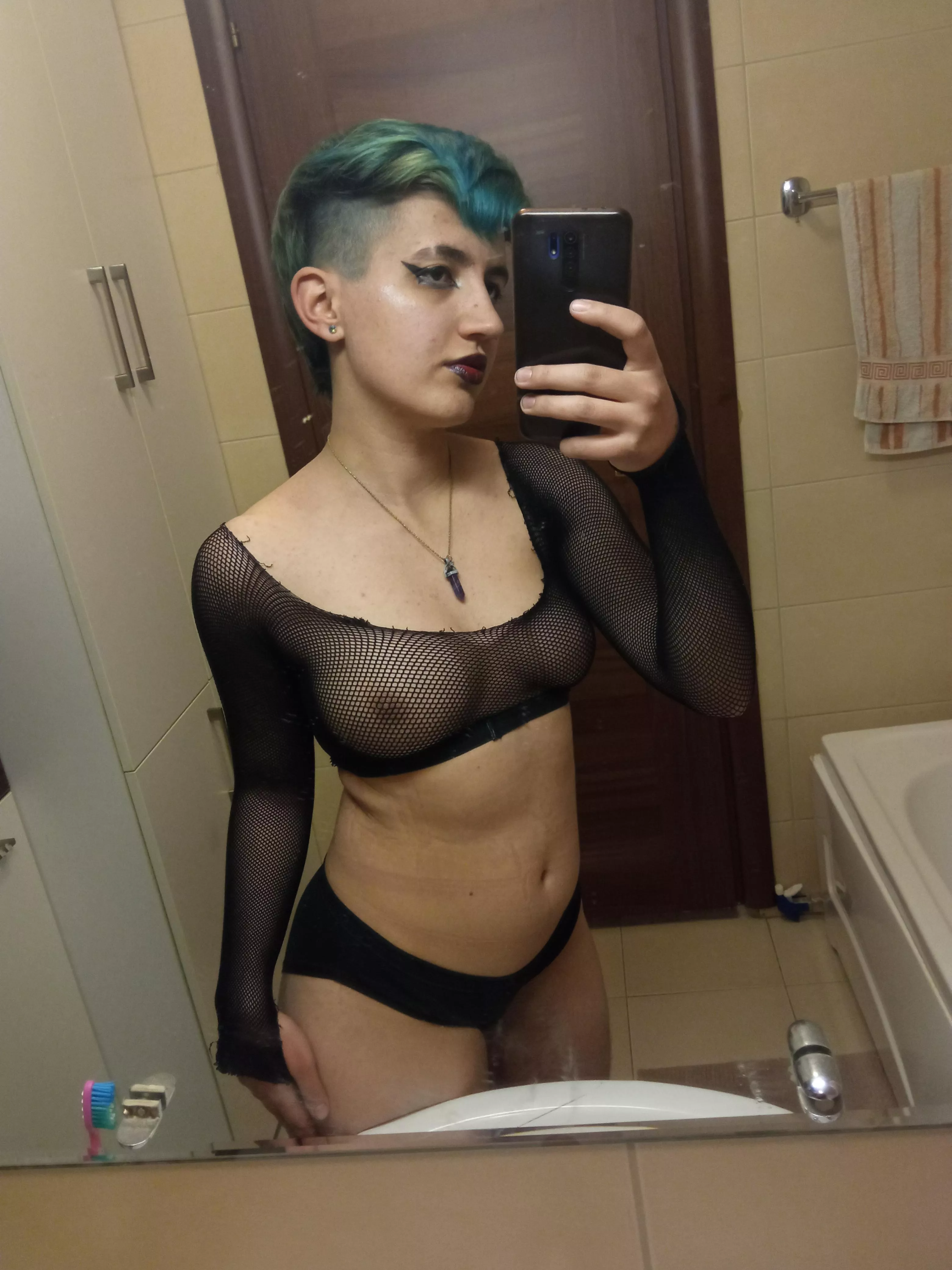 Finally cut and redyed my hair!! It feels so good 😩