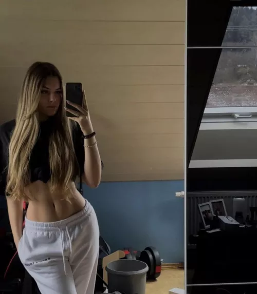 Gym girl flexing at home