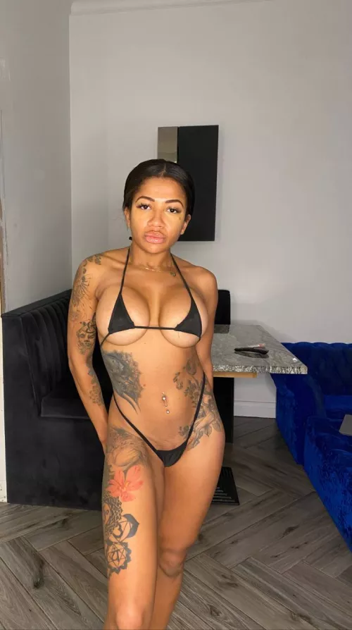 I get so horny knowing a bunch of strangers are looking at me