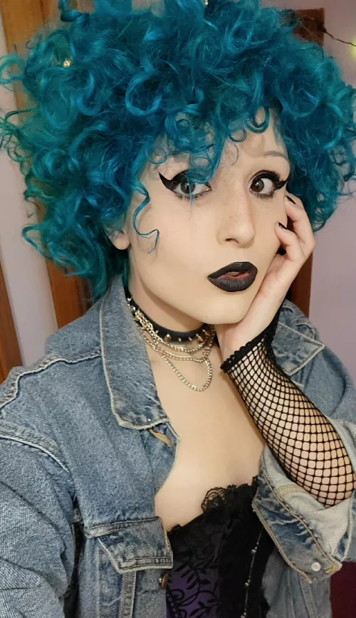 i tried a more goth-y look today, i loved how it turned out ~! 🖤