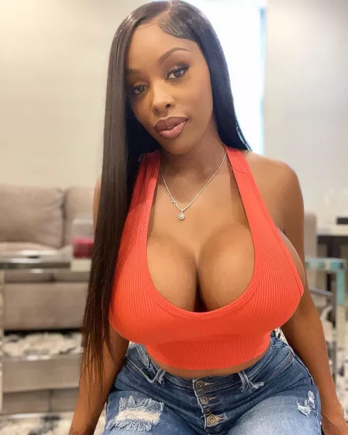 I’d have so much fun with this big tit honey!