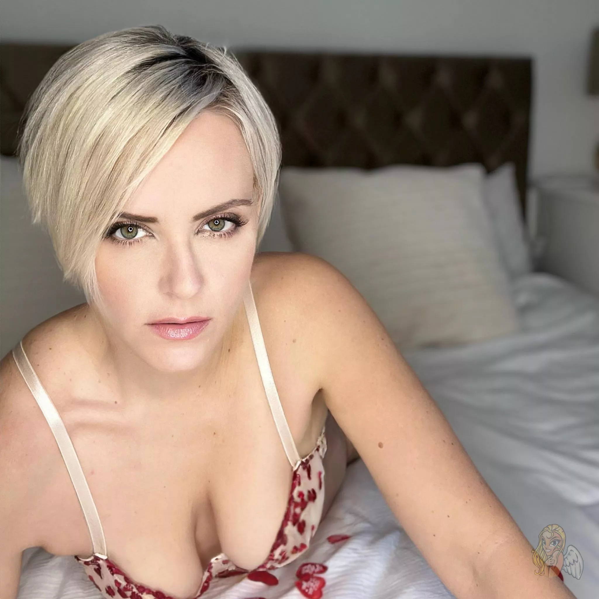 Kisses and love from a short hair MILF