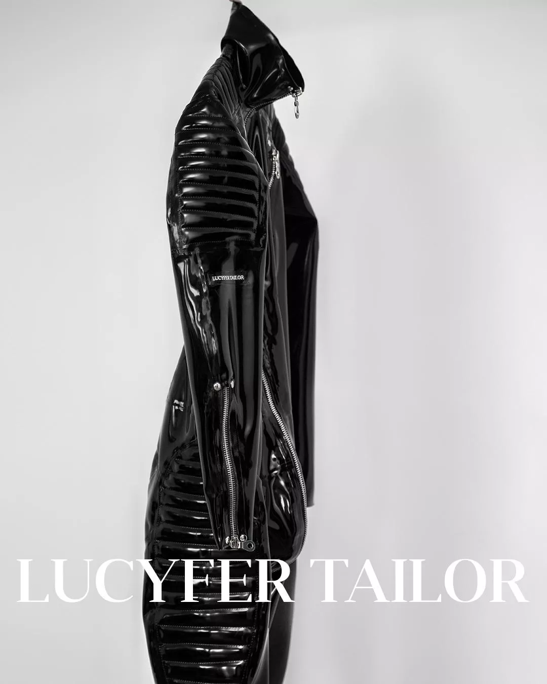 Men's heavy rubber suit - source: www.lucyfer.org