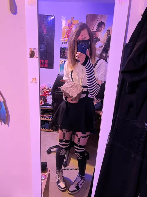 Posing with my new Kidney stone i passed!, he’s beautiful and he has a name: Grunglo 🥺