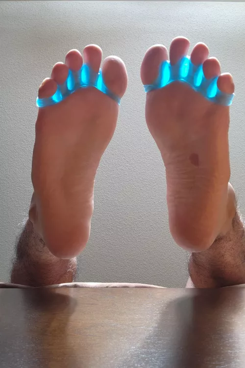 Spreading my toes 👣