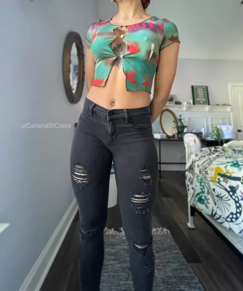 This crop top is holding on for dear life 😆