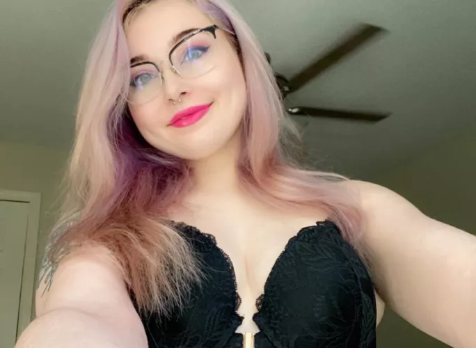 This must be the place to post my best pics with eyeglass glare 🤔😝💗