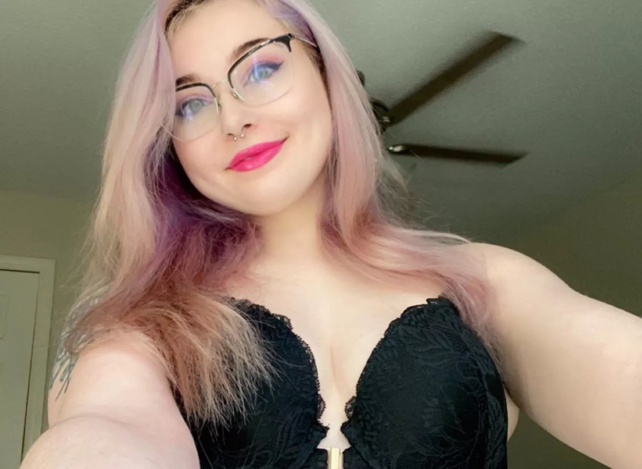 This must be the place to post my best pics with eyeglass glare 🤔😝💗