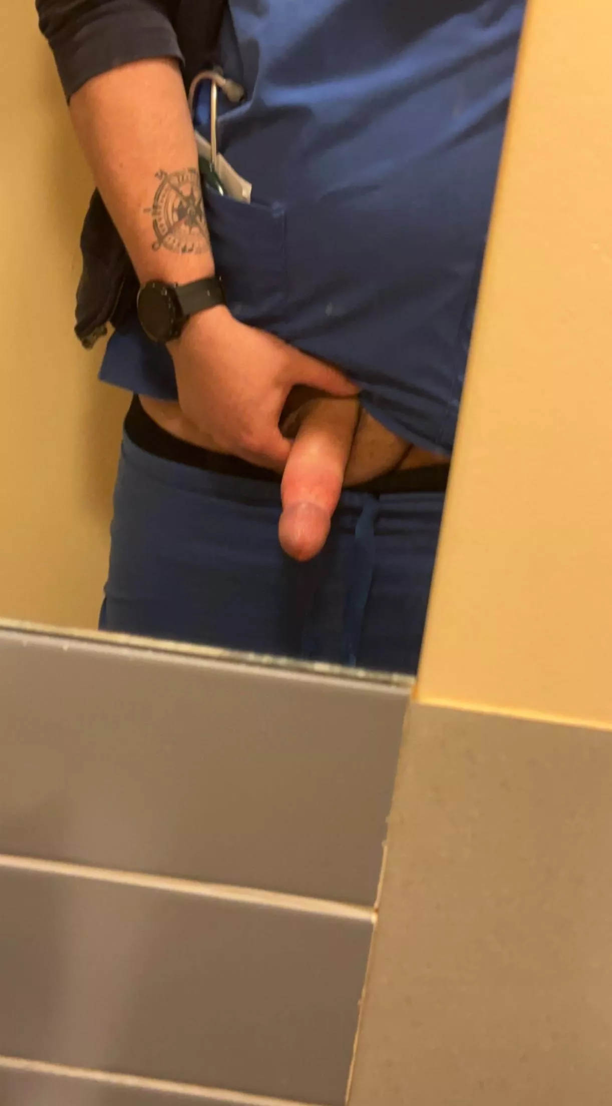 Who wants to get fucked by a bisexual malenurse [m27] in the bathroom? 😏