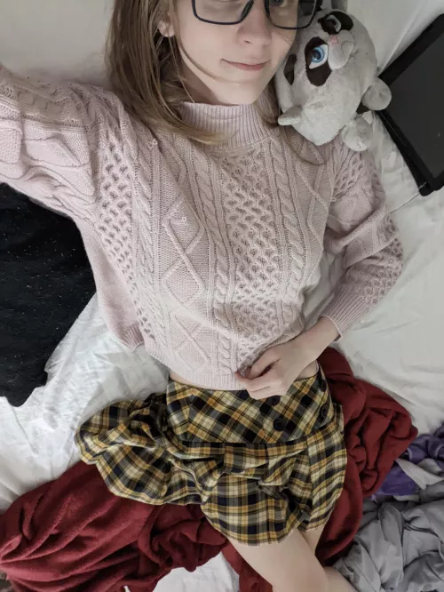 Wore my new sweater to university today~! Do I look like a good schoolgirl~? 👉👈