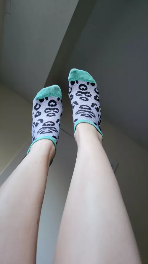 [25 F] Legs in the air with no one to take off my cute little socks 🥲