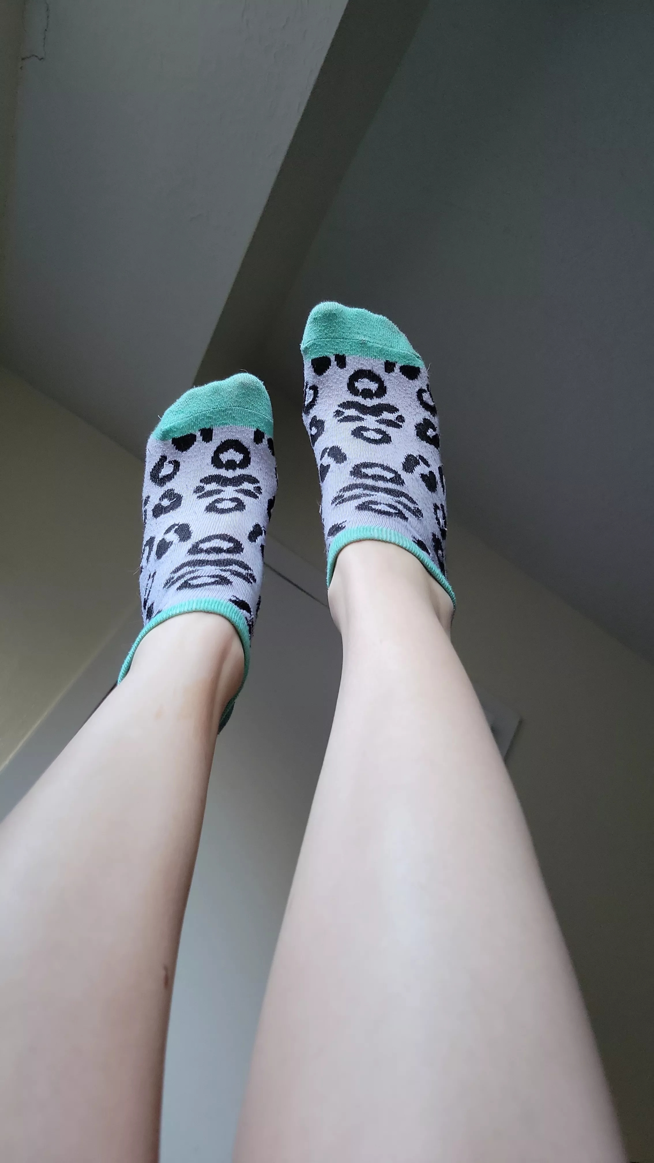 [25 F] Legs in the air with no one to take off my cute little socks 🥲