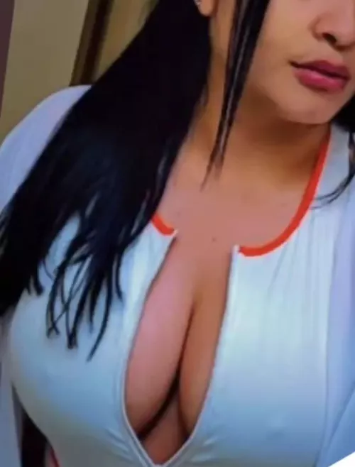 Another great pic I took with her noticing. Big juicy tits.